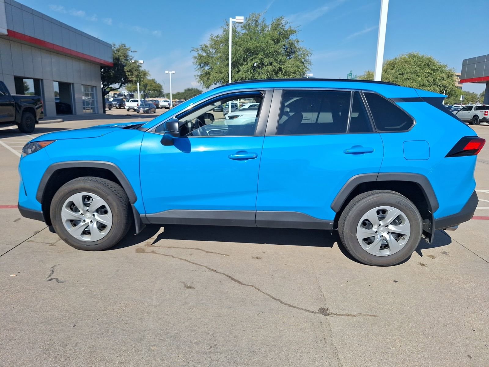 2021 Toyota RAV4 LE photo 2