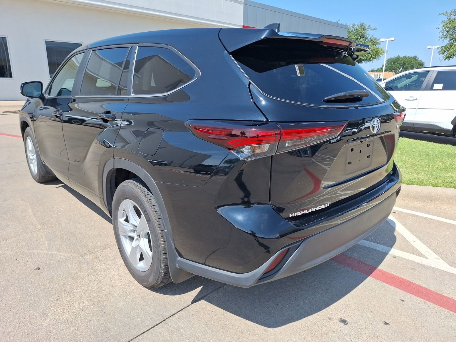 2024 Toyota Highlander LE photo 3