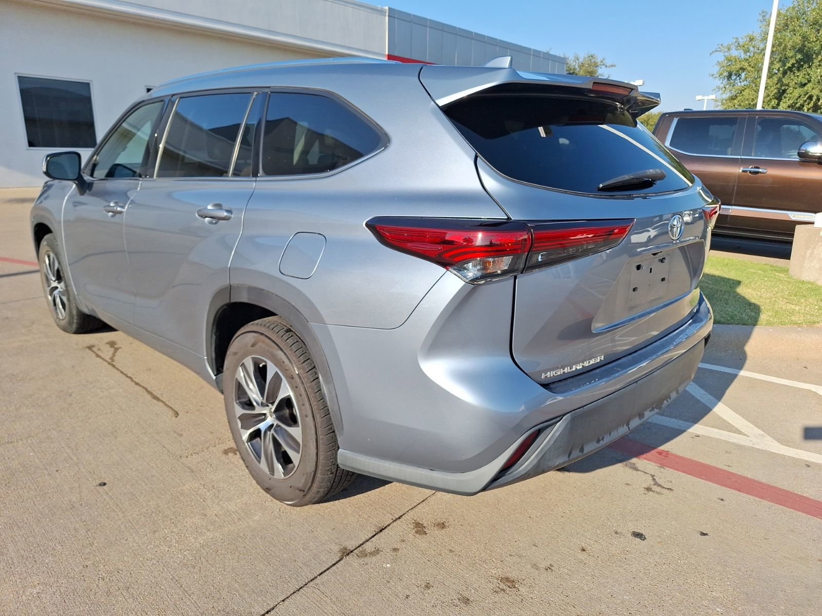 2021 Toyota Highlander XLE photo 3