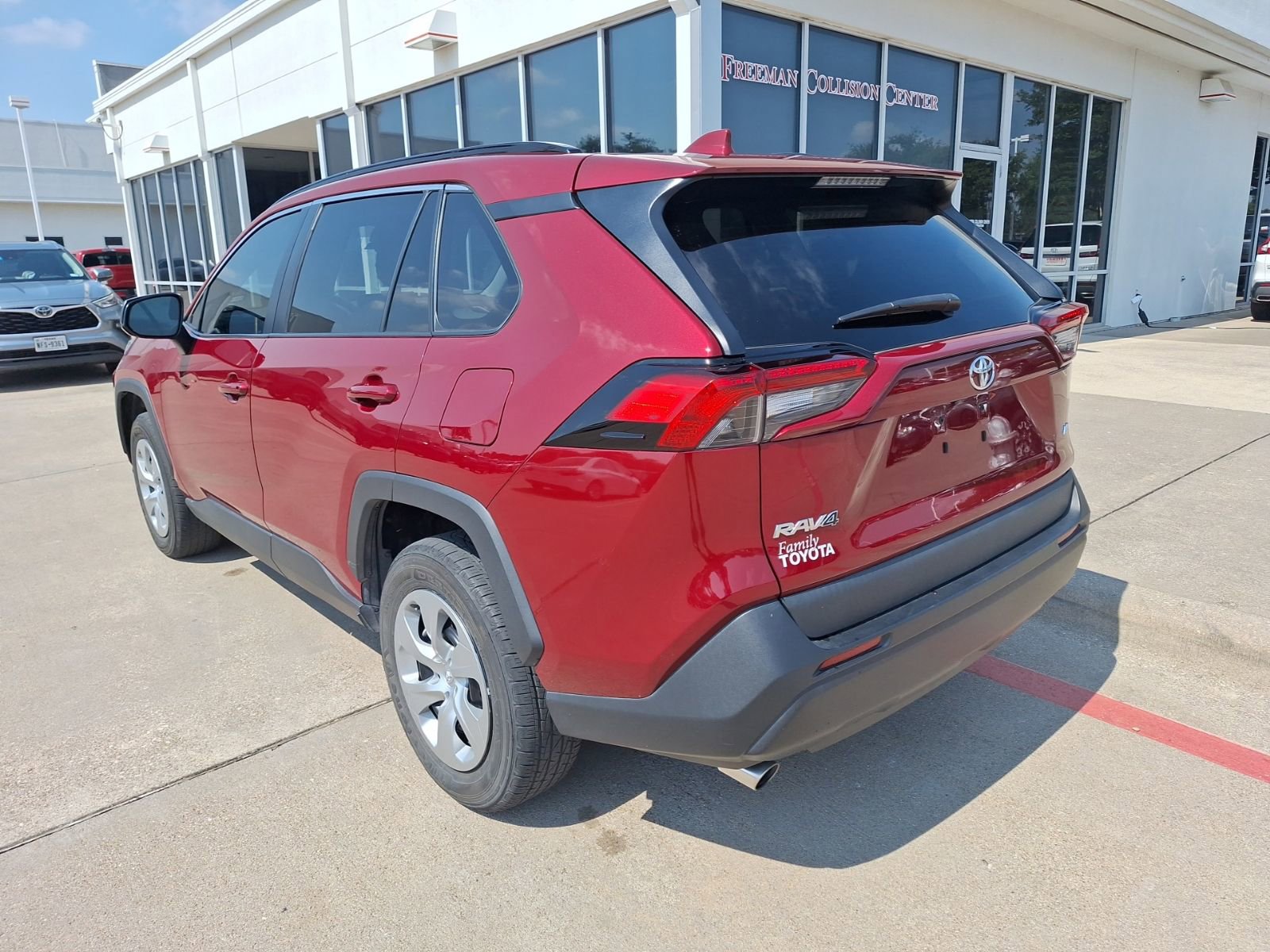 2021 Toyota RAV4 LE photo 2