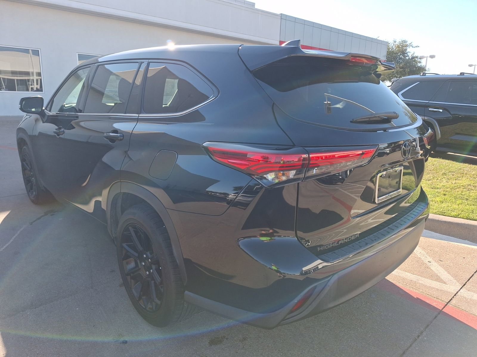 2022 Toyota Highlander L photo 3