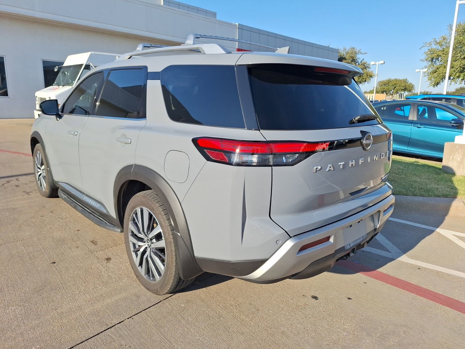 2022 Nissan Pathfinder Platinum photo 2