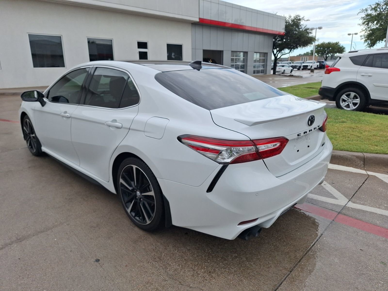 2019 Toyota Camry XSE photo 3