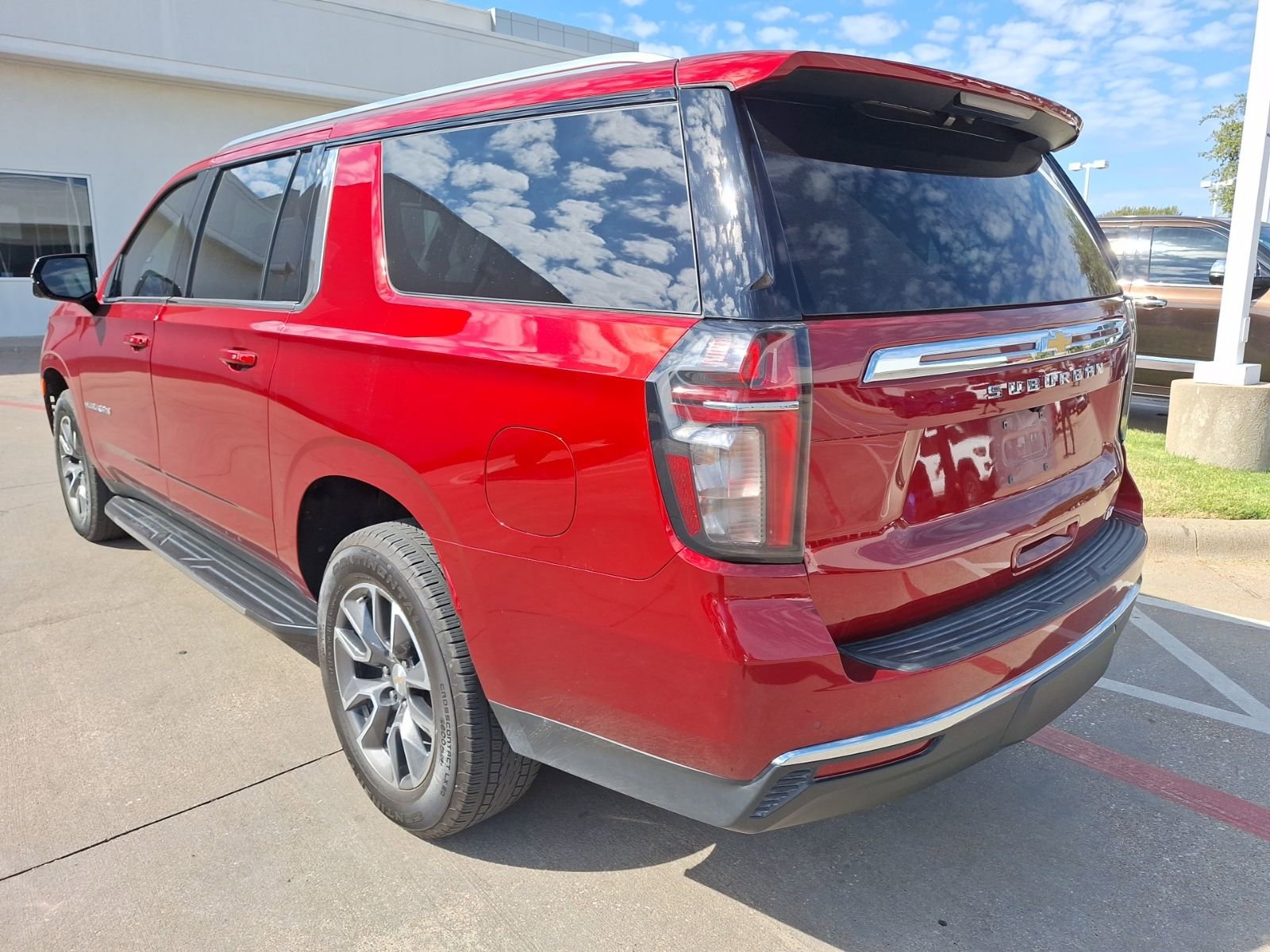 2023 Chevrolet Suburban LT photo 3