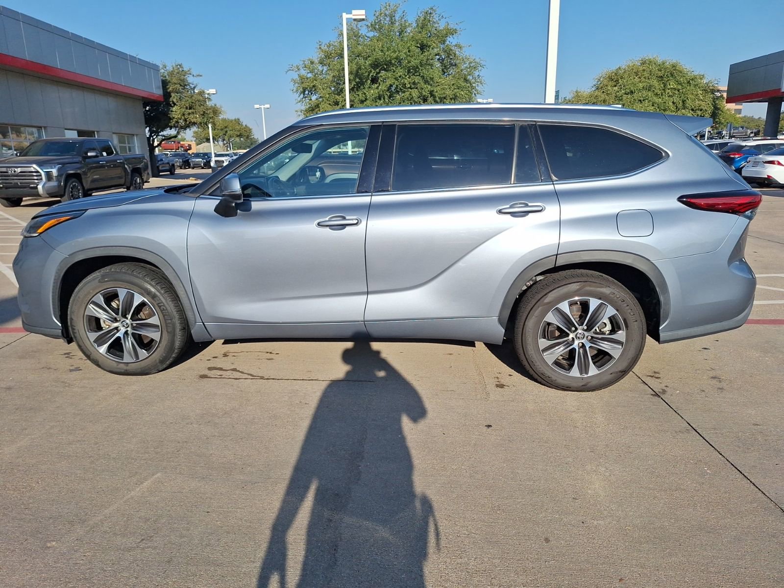 2021 Toyota Highlander XLE photo 2
