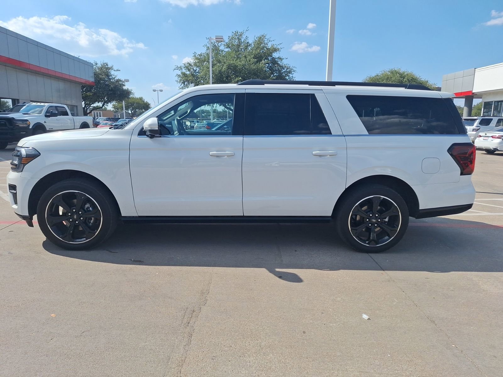 2022 Ford Expedition MAX Limited photo 2