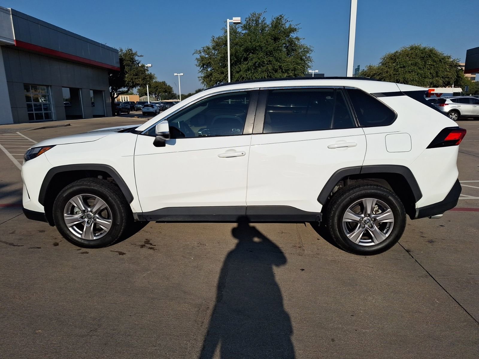 2023 Toyota RAV4 XLE photo 2