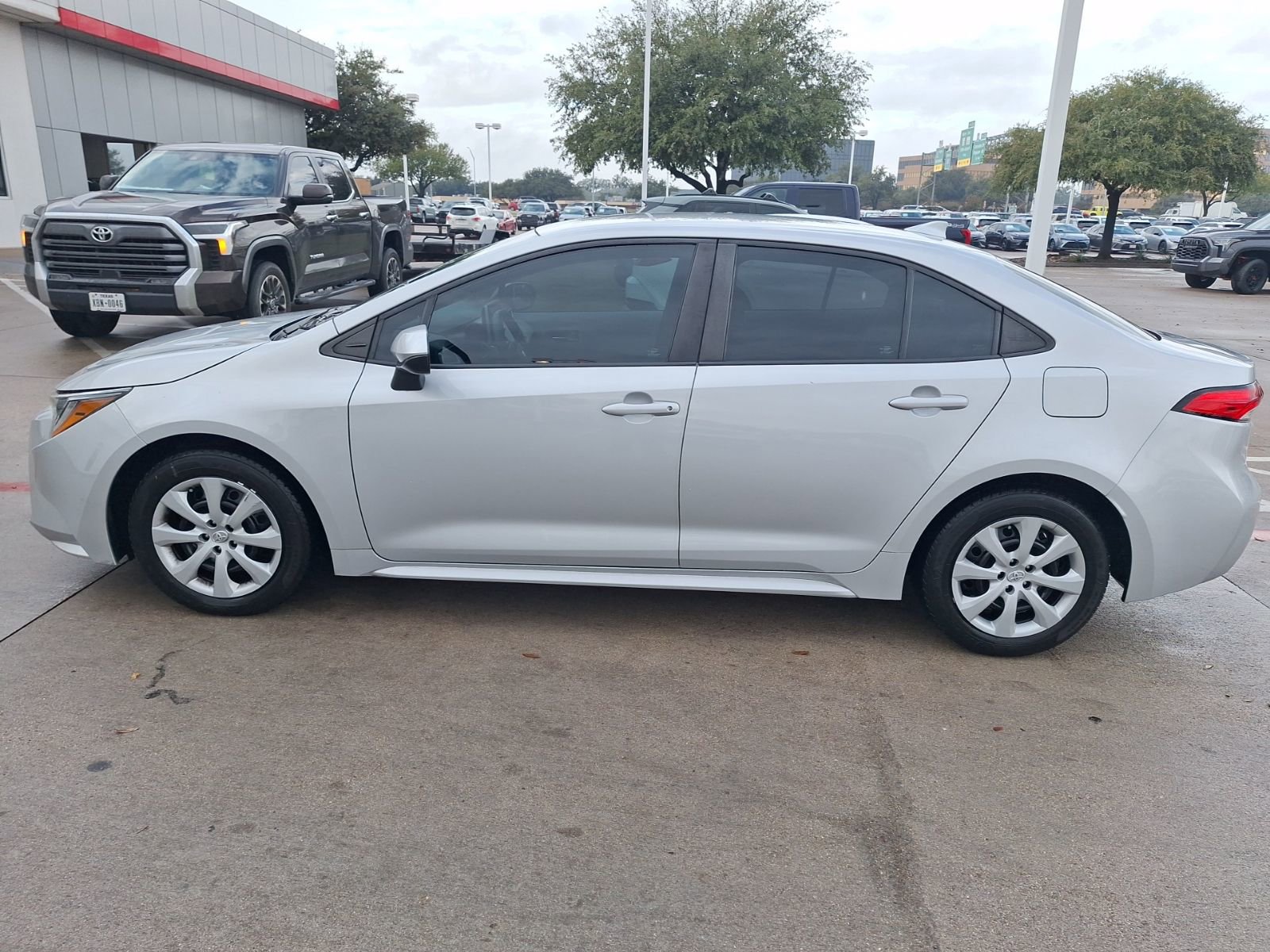 2020 Toyota Corolla LE photo 2