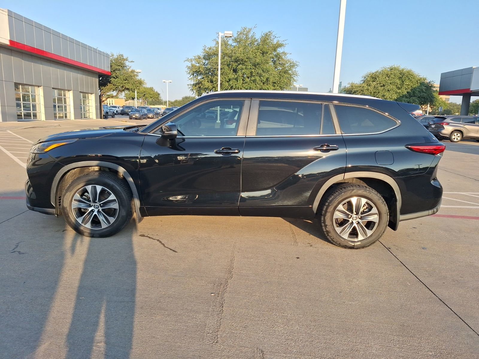 2023 Toyota Highlander L photo 2