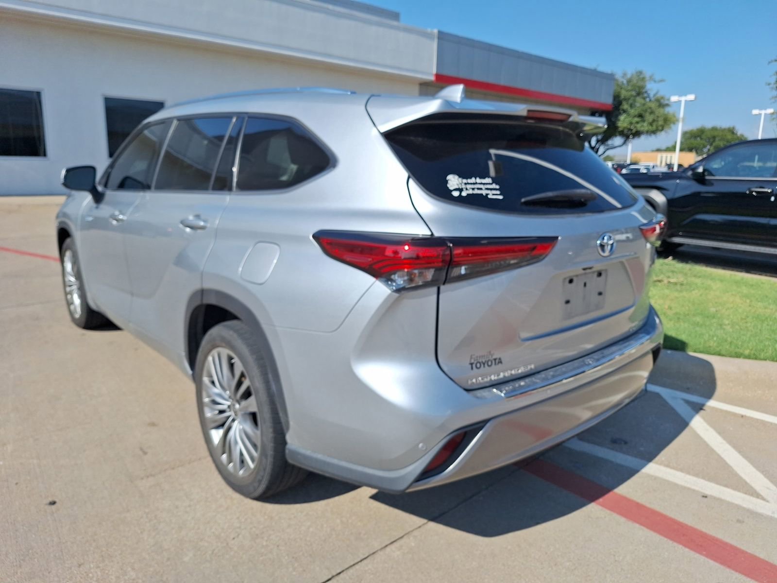 2021 Toyota Highlander Hybrid Platinum photo 3