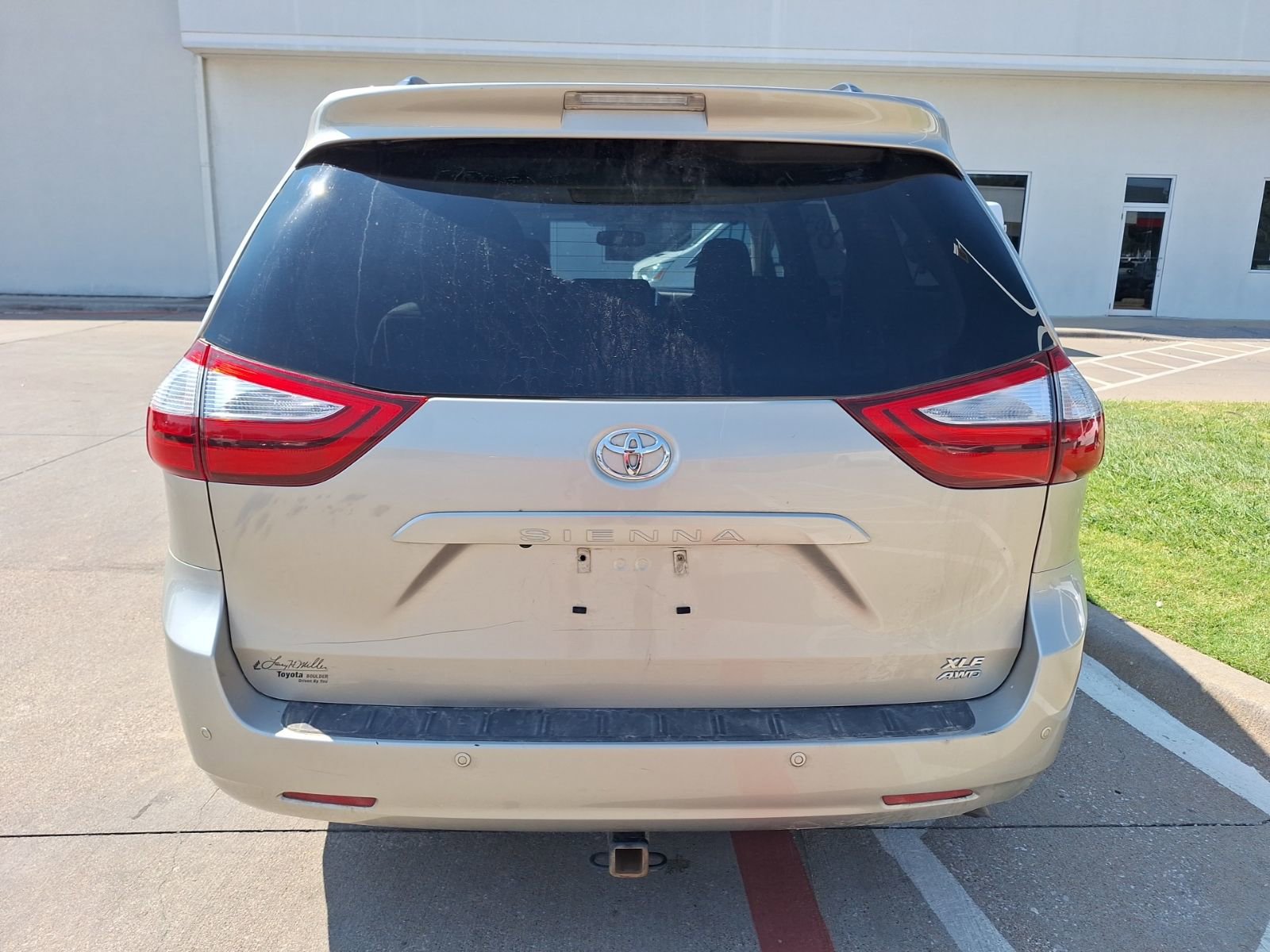 2016 Toyota Sienna XLE photo 2
