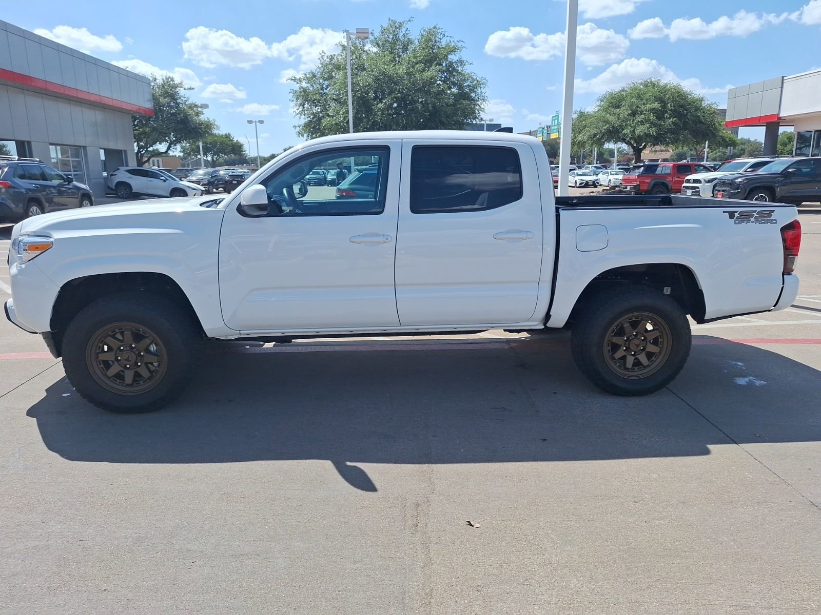 2023 Toyota Tacoma V6 4x4 photo 2