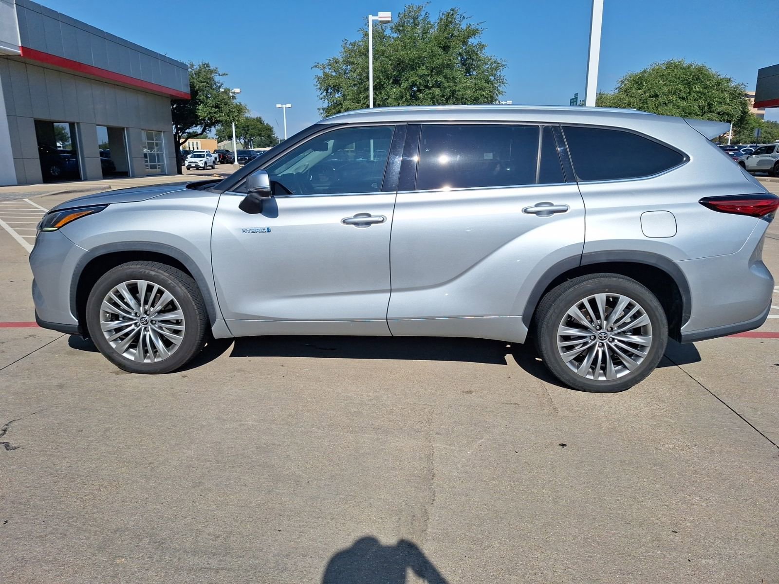 2021 Toyota Highlander Hybrid Platinum photo 2