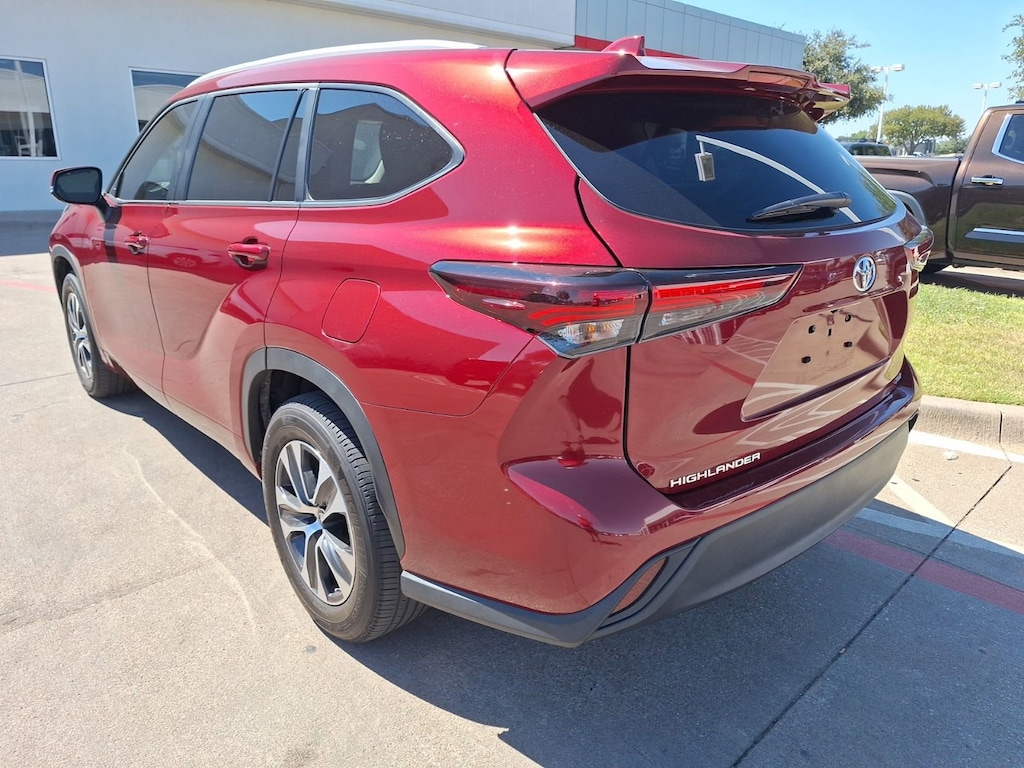 Used 2024 Toyota Highlander LE SUV