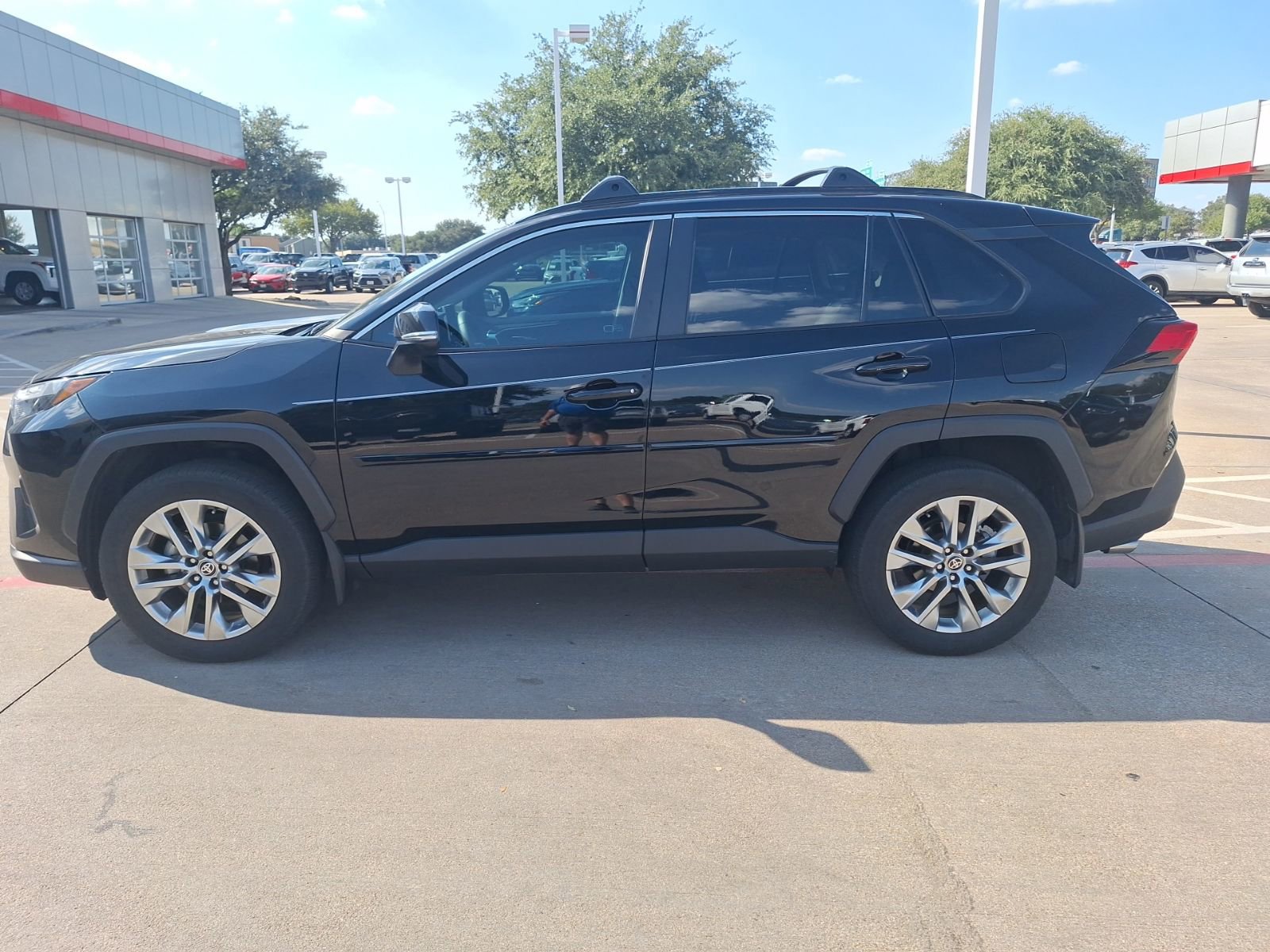 2023 Toyota RAV4 XLE Premium photo 2