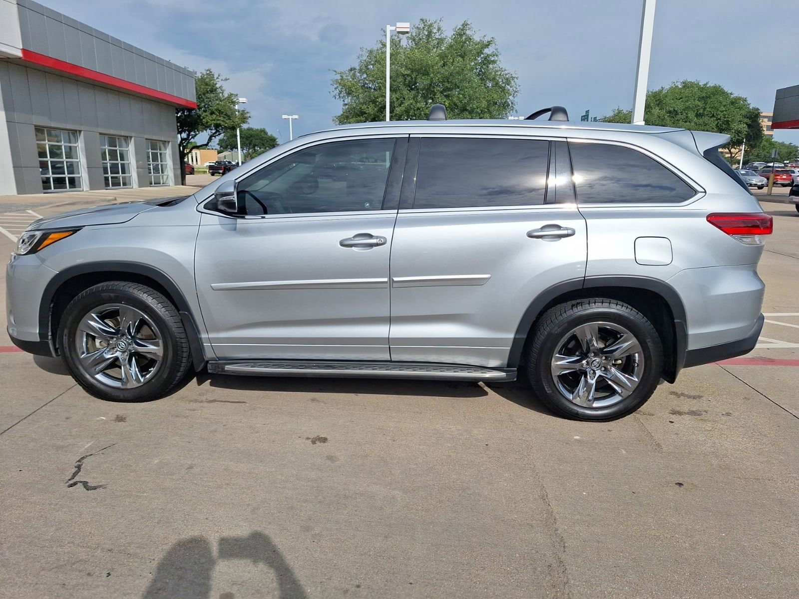 Used 2019 Toyota Highlander Limited Platinum with VIN 5TDDGRFH1KS058455 for sale in Hurst, TX