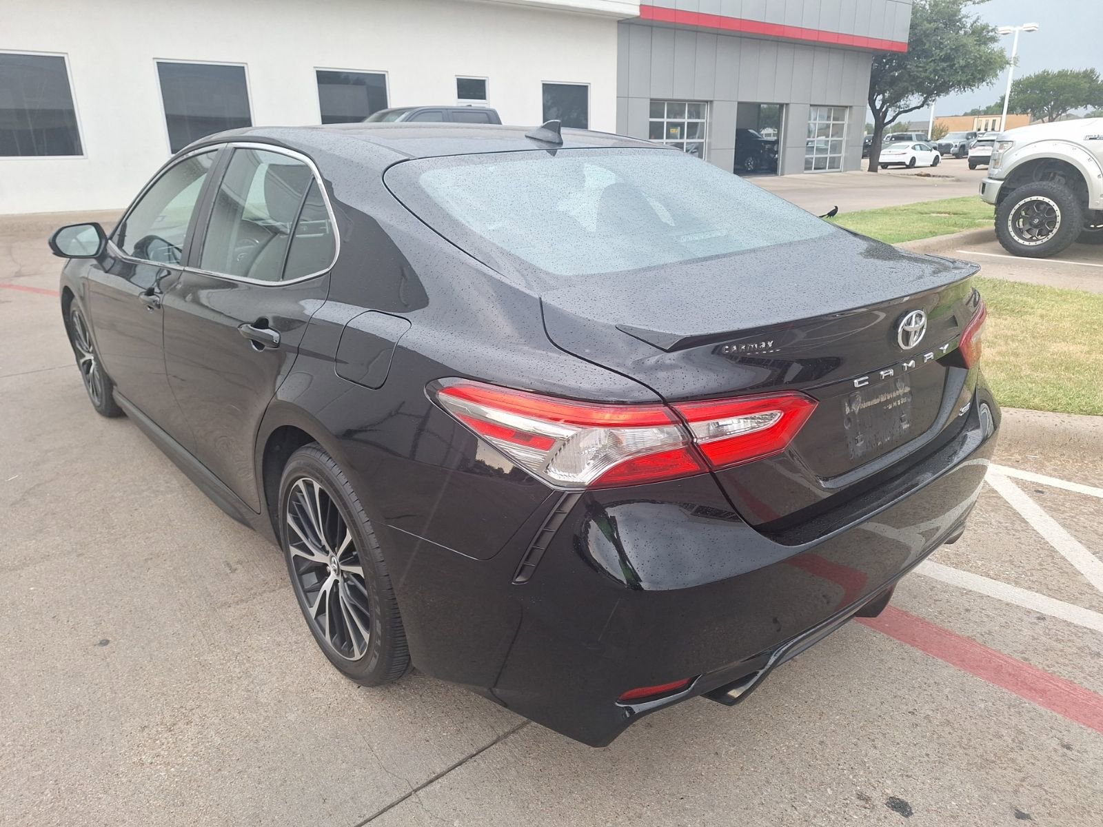 2019 Toyota Camry SE photo 3