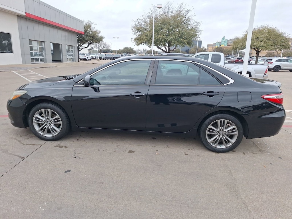 Used 2017 Toyota Camry SE Sedan