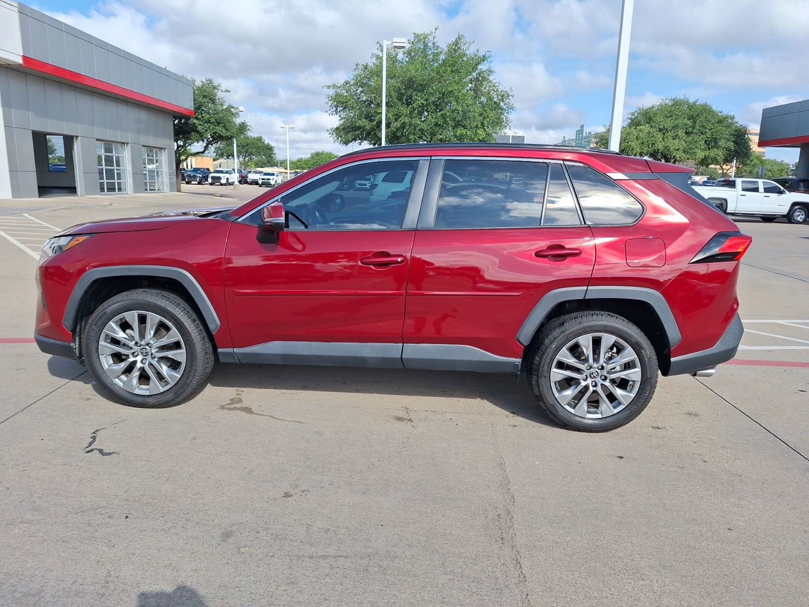 2022 Toyota RAV4 XLE Premium photo 2