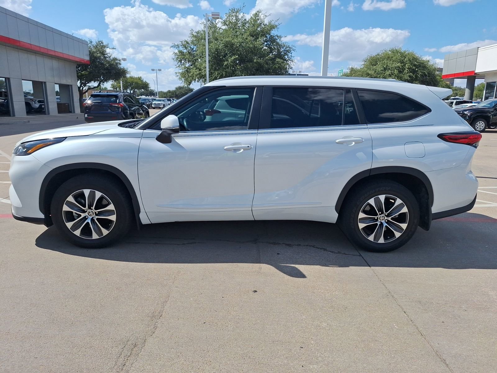 2023 Toyota Highlander L photo 2