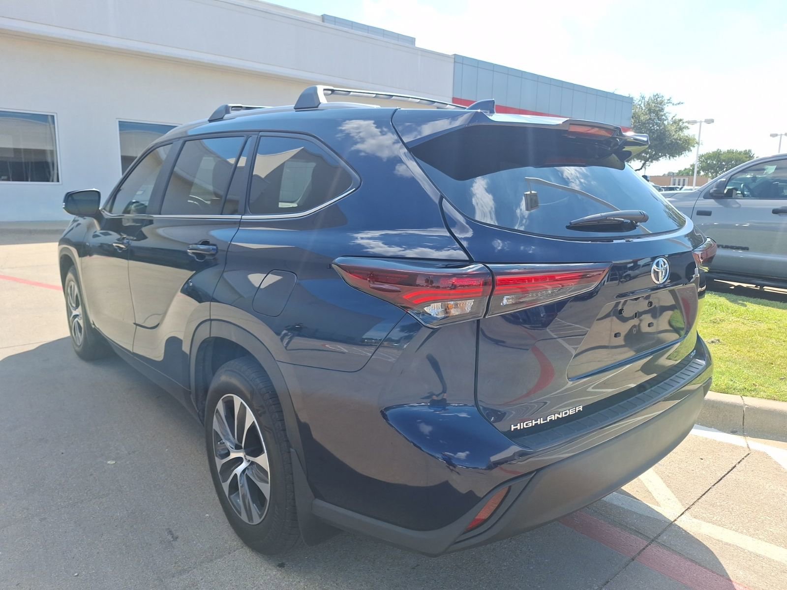 2024 Toyota Highlander XLE photo 2