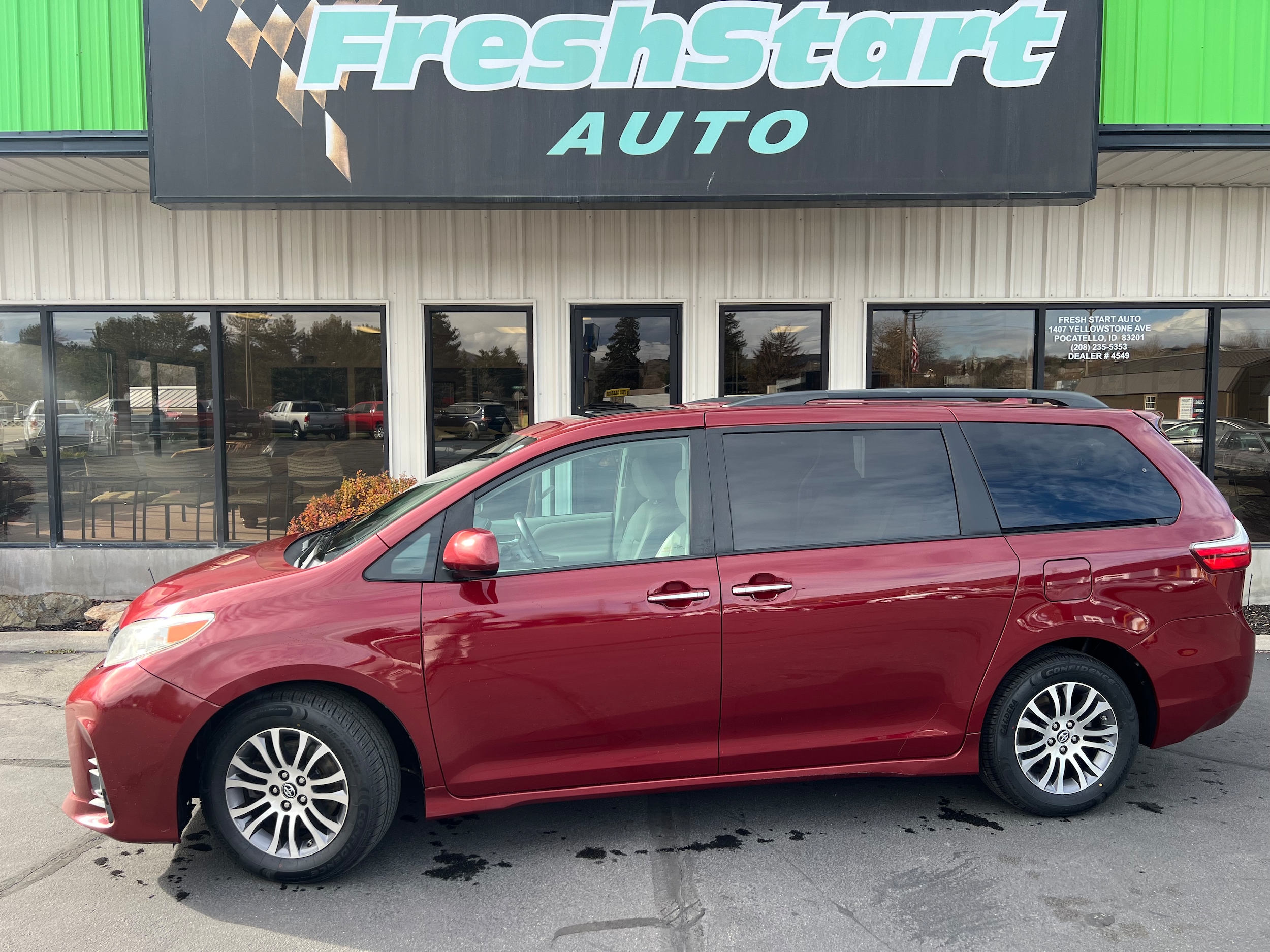 2018 Toyota Sienna XLE's photo