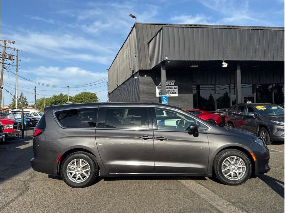 2022 Chrysler Voyager LX photo 3