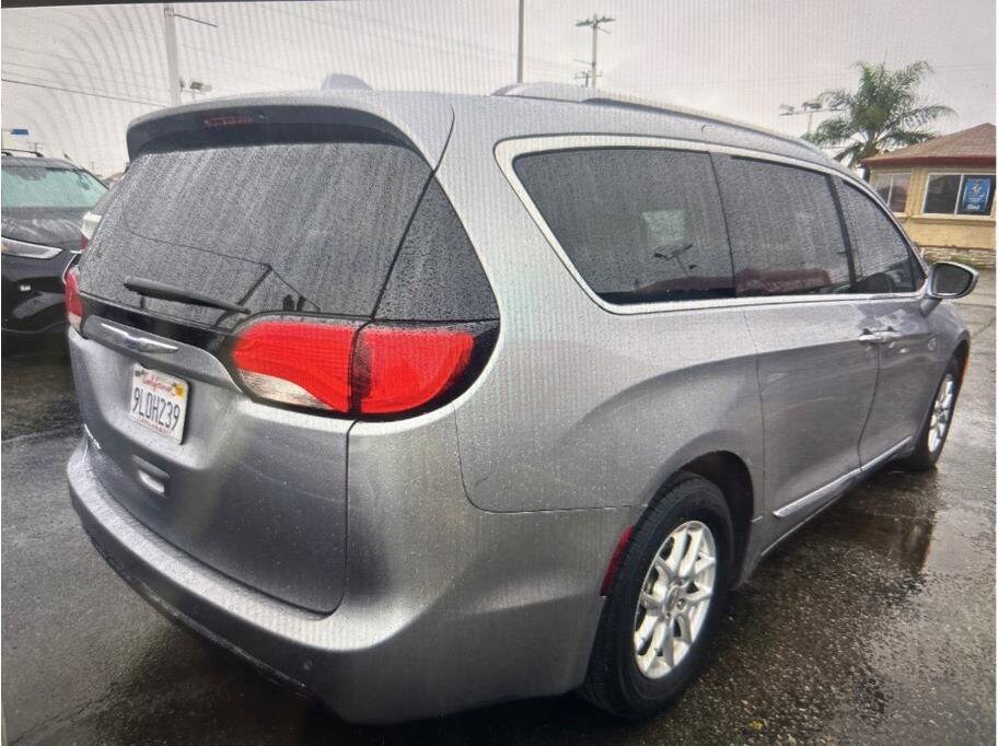 2020 Chrysler Pacifica Touring L photo 2