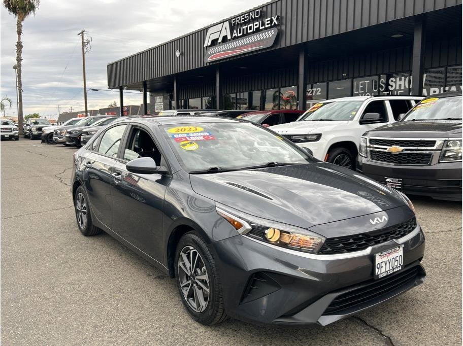 2023 Kia Forte LXS photo 2