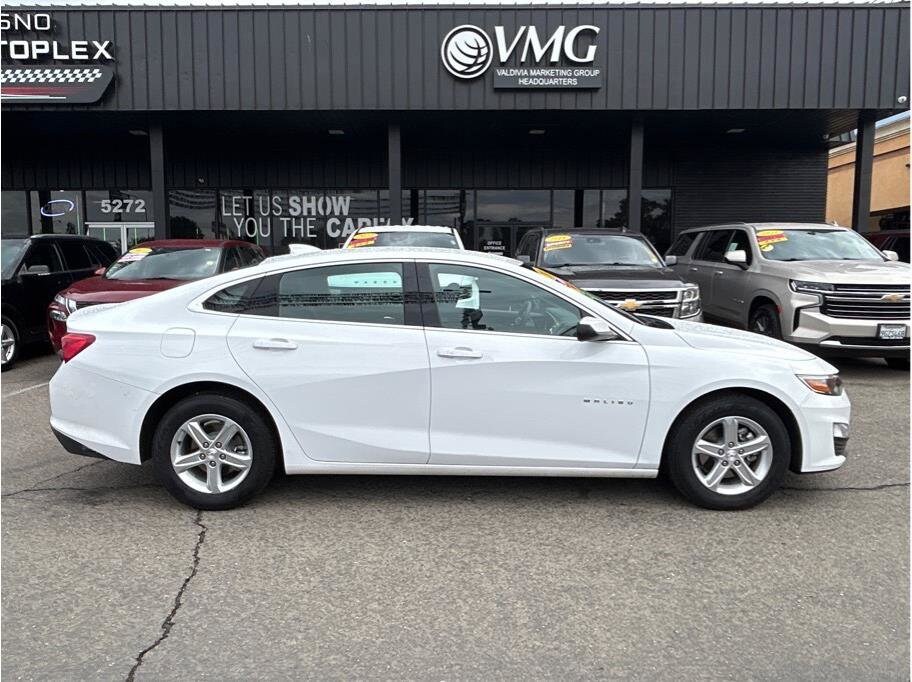 2024 Chevrolet Malibu 1LT photo 3