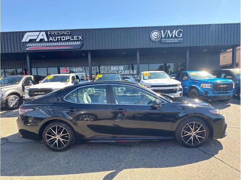 2023 Toyota Camry SE photo 3