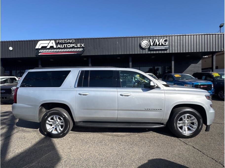 2019 Chevrolet Suburban LT photo 2