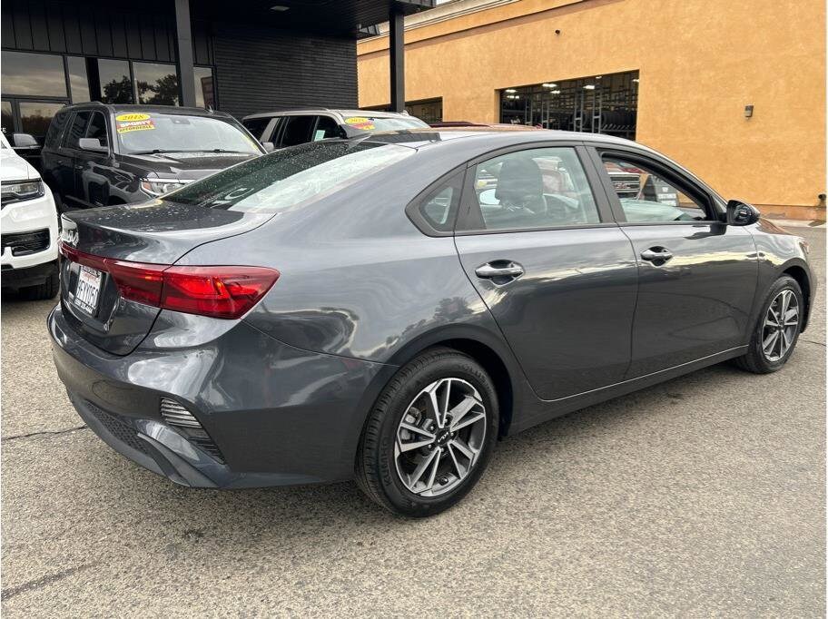 2023 Kia Forte LXS photo 4