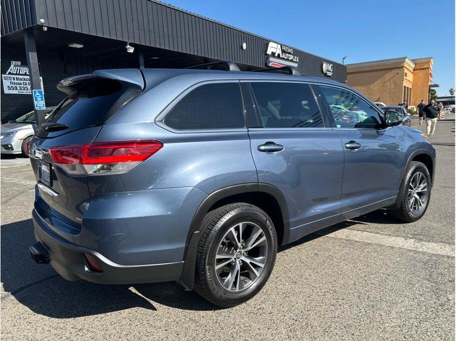 2018 Toyota Highlander LE Plus photo 3