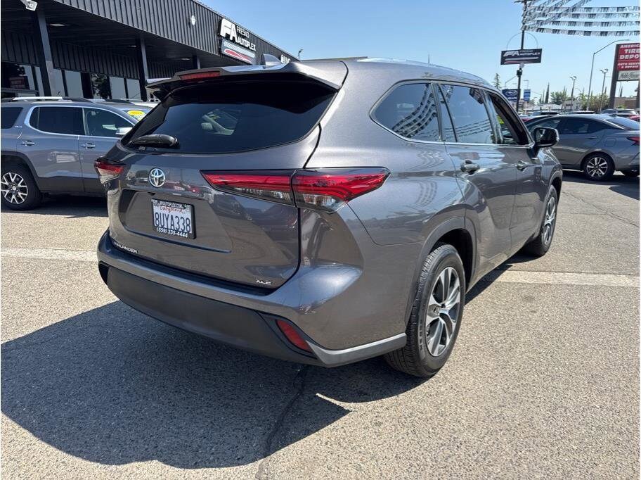 2021 Toyota Highlander XLE photo 3