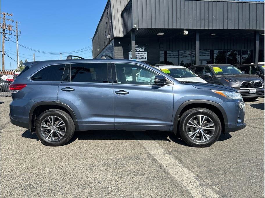 2018 Toyota Highlander LE Plus photo 2