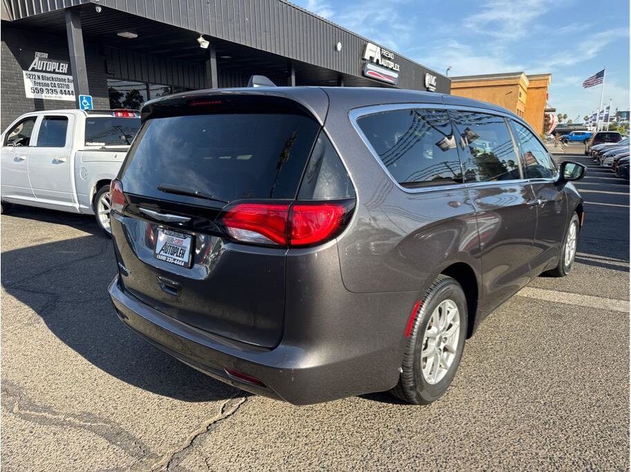 2022 Chrysler Voyager LX photo 4