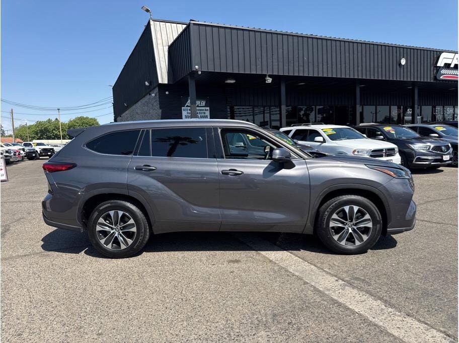 2021 Toyota Highlander XLE photo 2