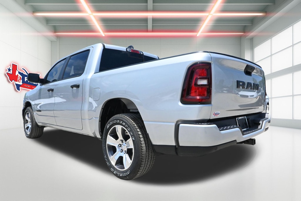 New 2026 Ram 1500 EXPRESS CREW CAB 4X2 5'7 BOX Pickup
