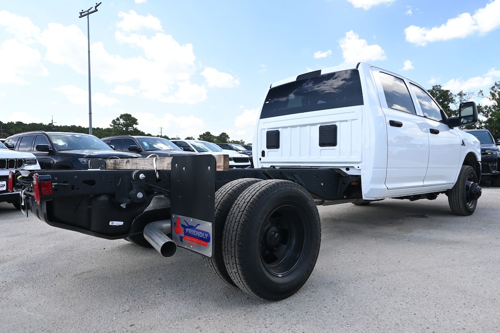 New 2026 Ram 3500 Chassis Cab TRADESMAN CREW 4X4 60' CA Pickup