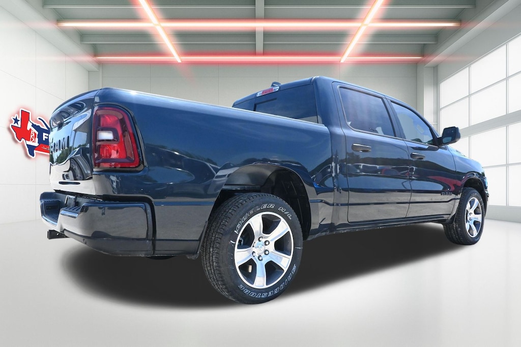 New 2026 Ram 1500 EXPRESS CREW CAB 4X2 5'7 BOX Pickup