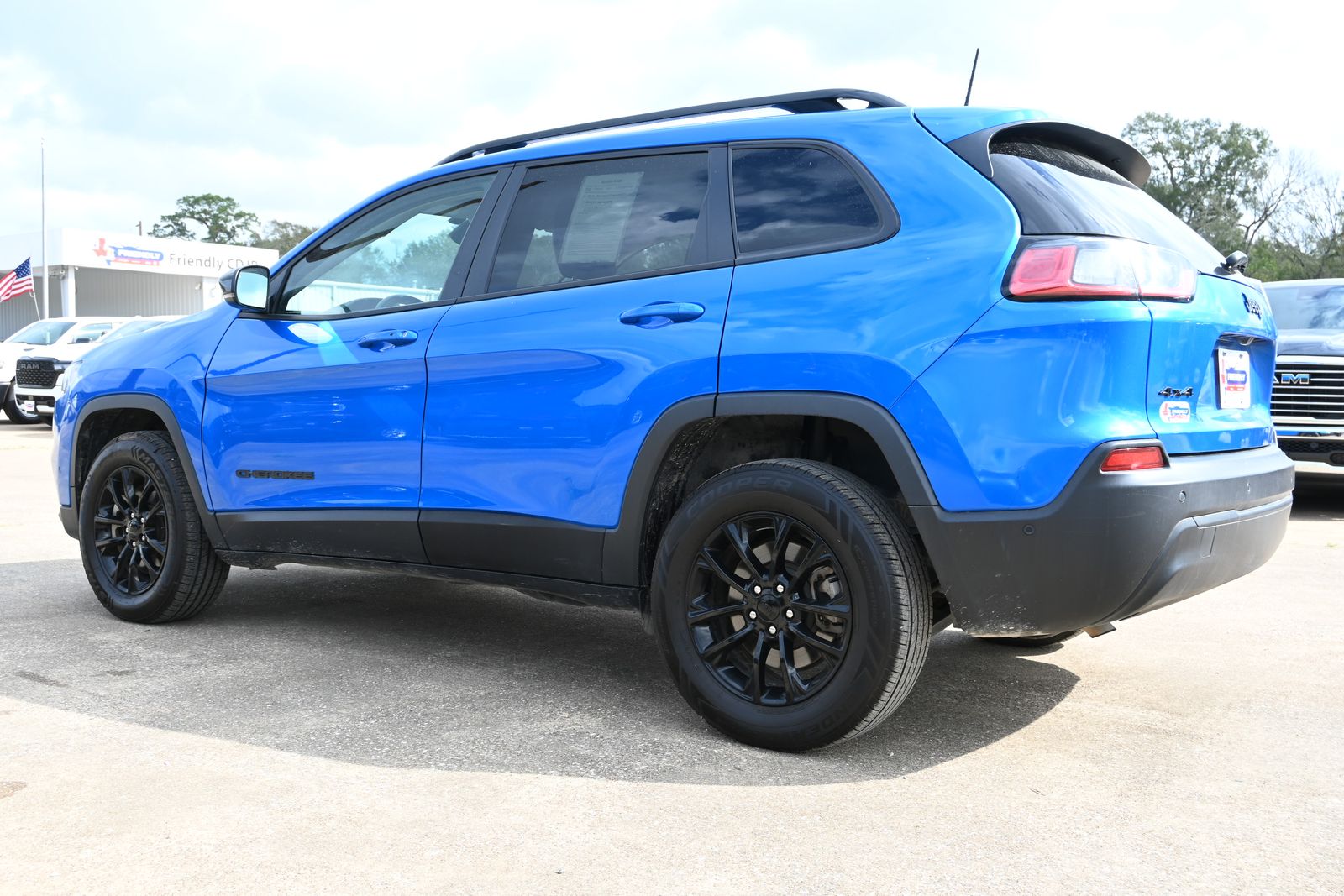 2023 Jeep Cherokee Altitude Lux photo 2