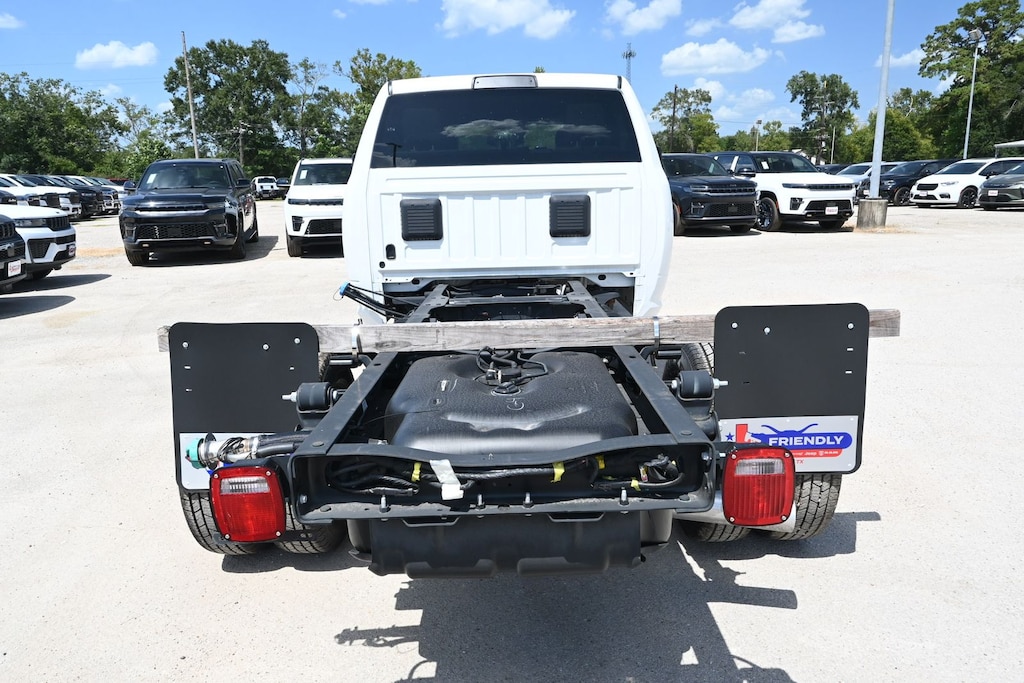 New 2026 Ram 3500 Chassis Cab TRADESMAN CREW 4X4 60' CA Pickup