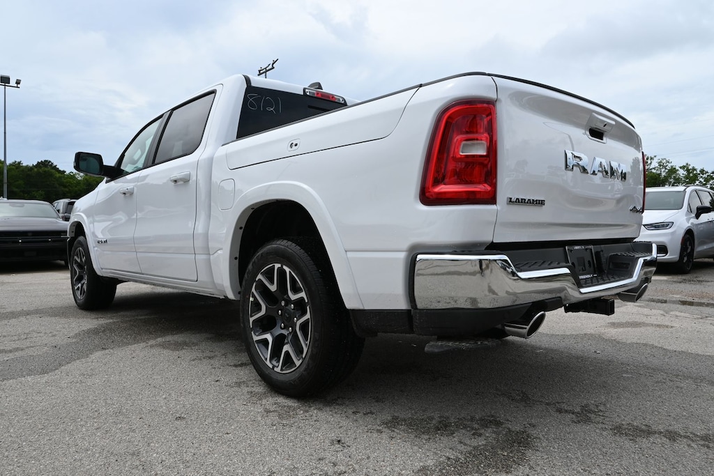 New 2026 Ram 1500 LARAMIE CREW CAB 4X4 5'7 BOX Pickup