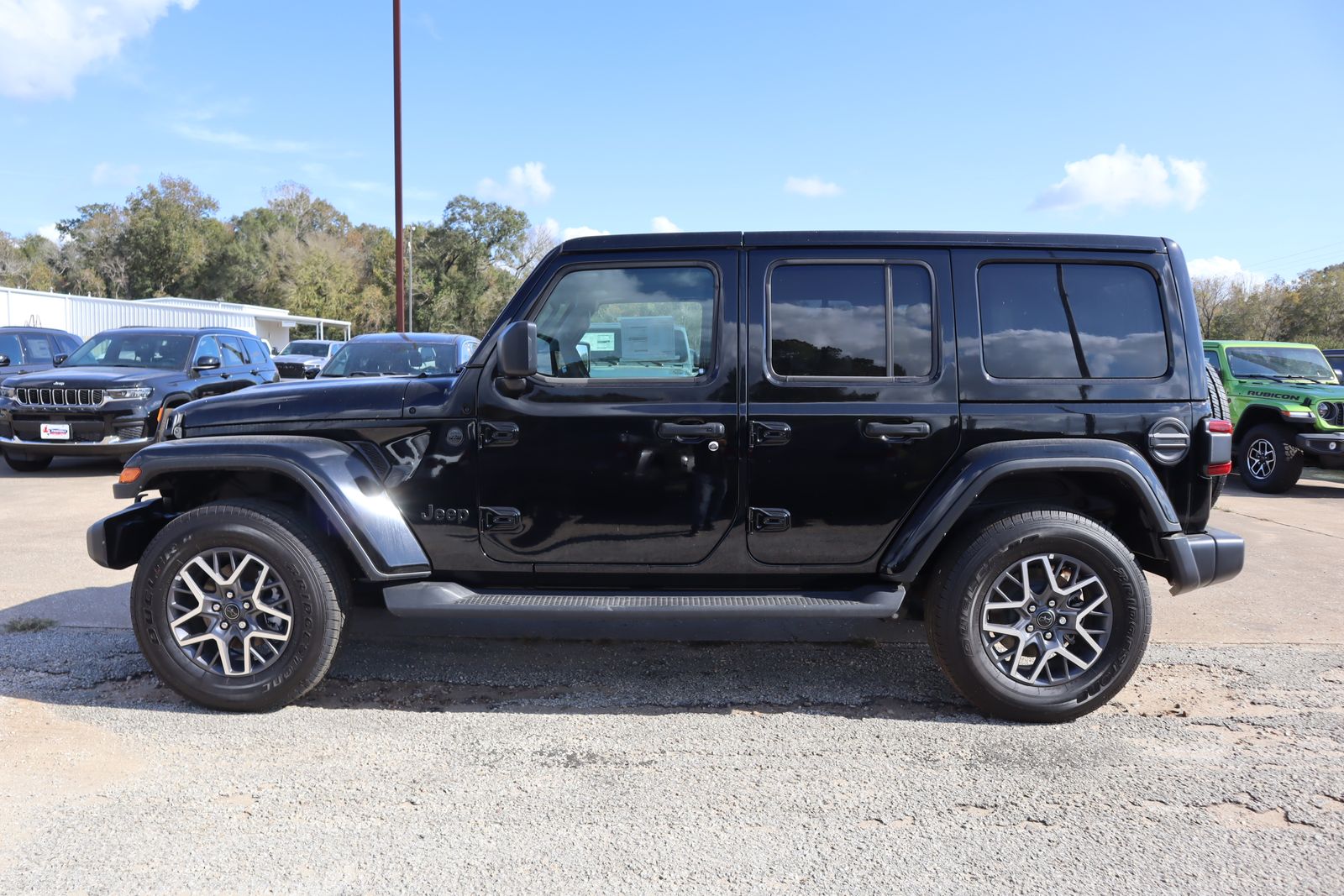 2025 Jeep Wrangler Sahara photo 2