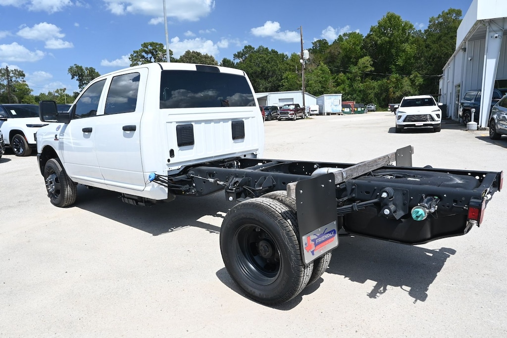 New 2026 Ram 3500 Chassis Cab TRADESMAN CREW 4X4 60' CA Pickup