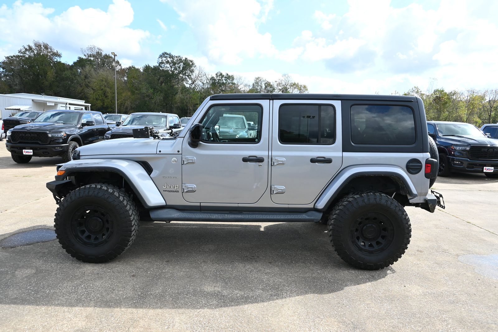 2019 Jeep Wrangler Unlimited Sahara photo 2