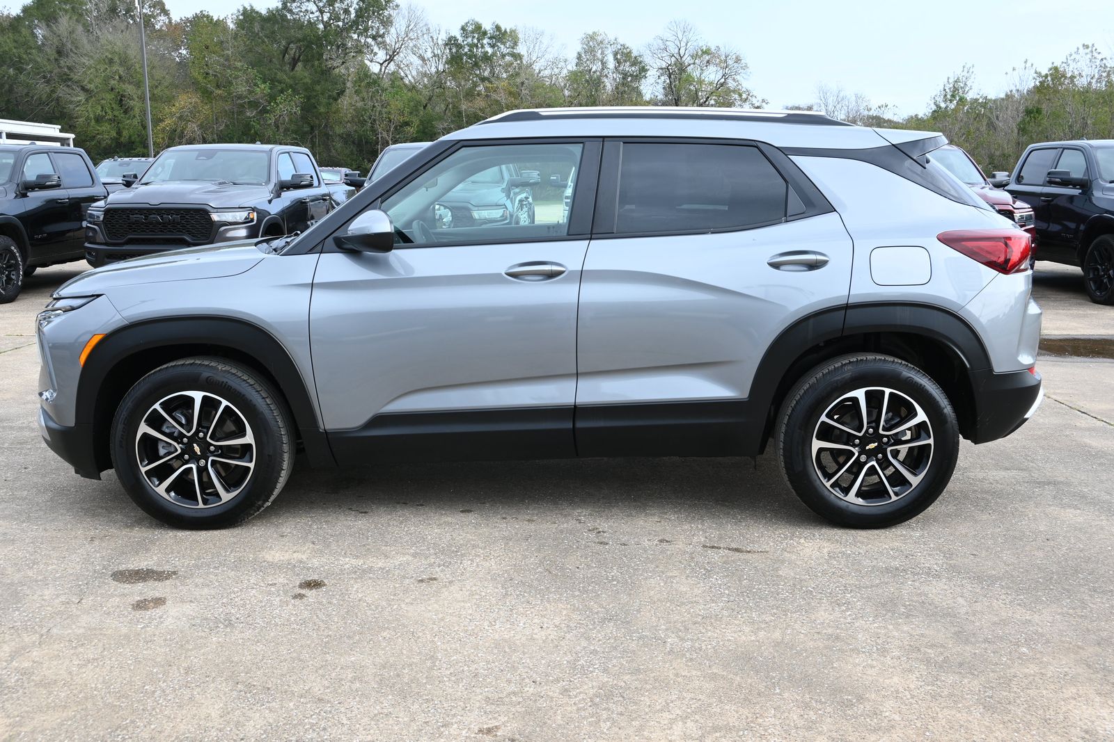 2025 Chevrolet Trailblazer LT photo 3