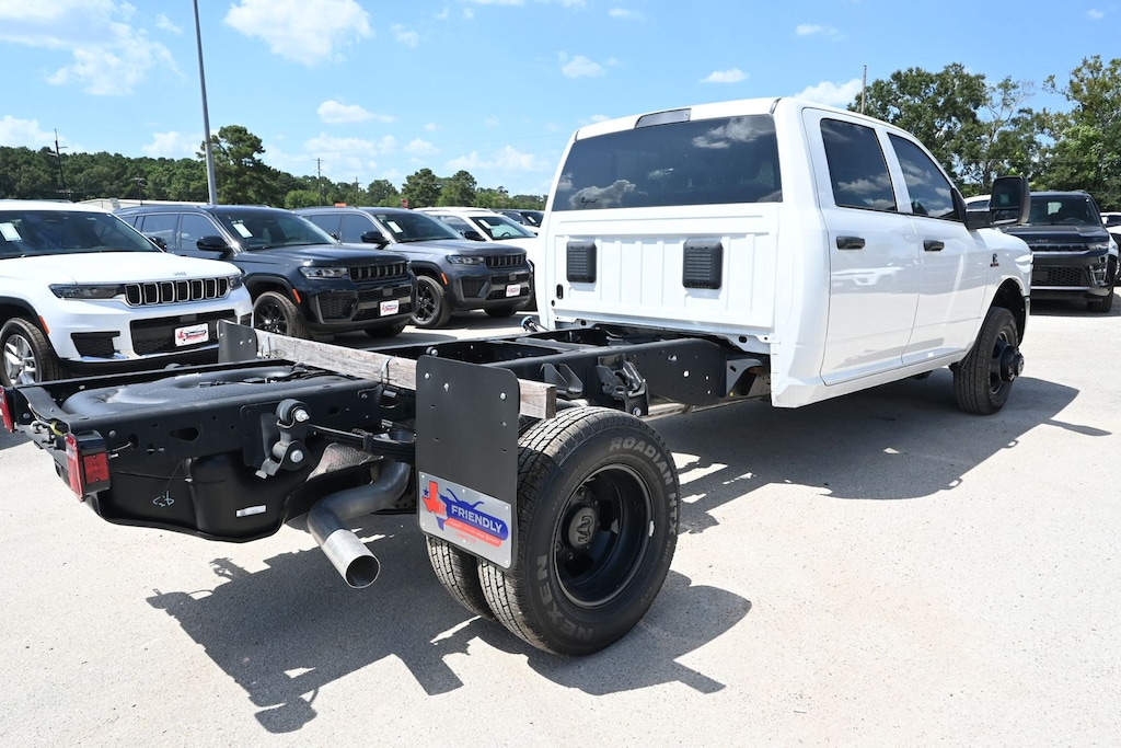 New 2026 Ram 3500 Chassis Cab TRADESMAN CREW 4X4 60' CA Pickup