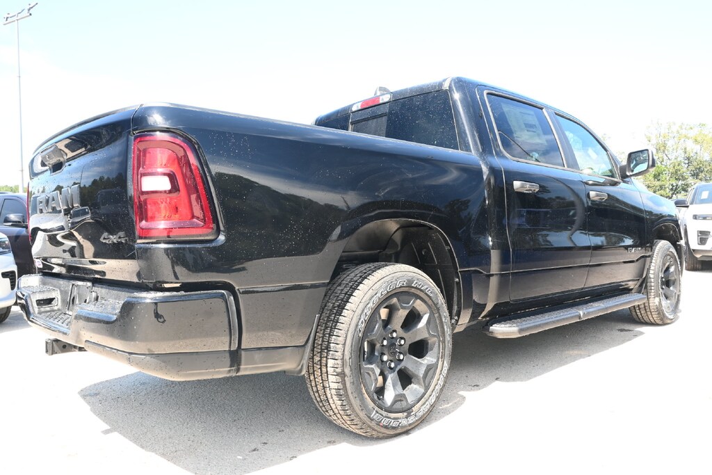 New 2027 Ram 1500 EXPRESS CREW CAB 4X4 5'7 BOX Pickup